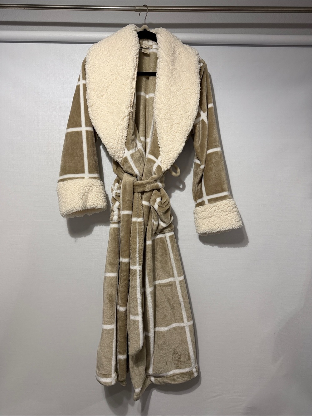 Cozy Shawl-Collar Plaid Fleece Robe with Sherpa Trim - Cream & Tan